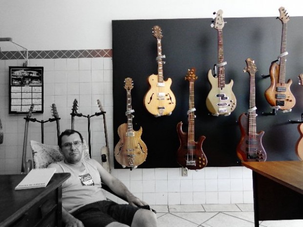 O luthier Reinaldo de Campos e seus instrumentos (Foto: Carlos Bozzo Junior)