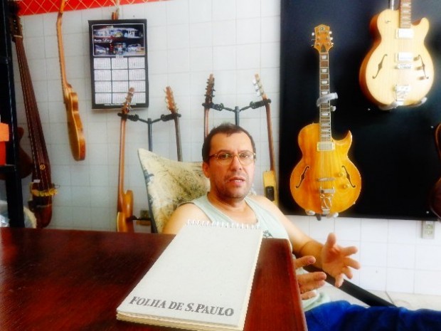 O luthier Reinaldo de Campos em entrevista ao Música em Letras (Foto:Carlos Bozzo Junior)