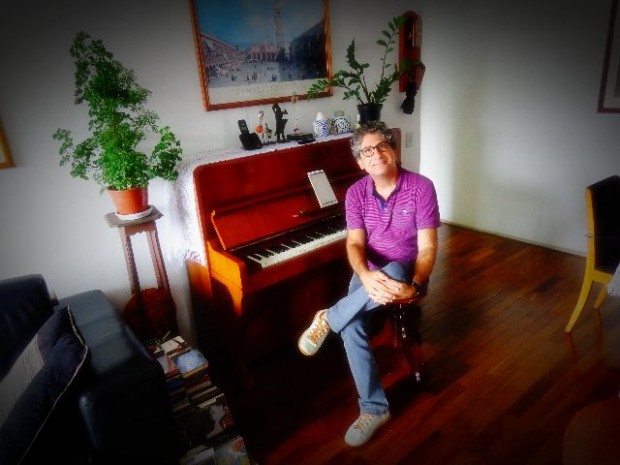 Gil Jardim, maestro da OCAM, em seu apartamento, no Alto de Pinheiros (Foto: Carlos Bozzo Junior)