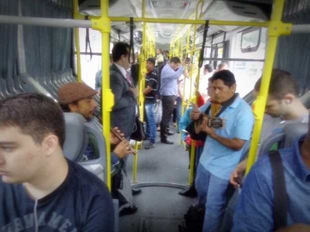 Músicos peruanos tocam dentro de ônibus em São Paulo (Foto: Carlos Bozzo Junior)