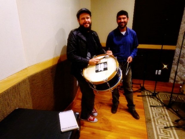 O músico Cleber Almeida (zabumba) e Ramon Vieira (triângulo), ambos do trio Macaíba (Foto: Carlos Bozzo Junior)