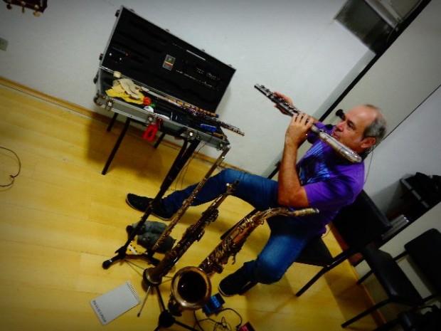 O flautista Carlos Malta tocando flauta baixo no ensaio com o Duofel (Foto: Carlos Bozzo Junior)