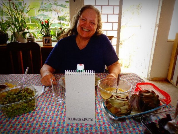 A compositora Léa Freire almoçando em sua casa, em São Paulo (Foto: Carlos Bozzo Junior)