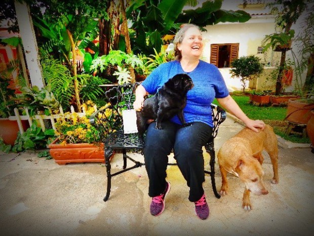 A arranjadora Léa Freire, no quintal de sua casa, com dois de seus cães (Foto: Carlos Bozzo Junior)