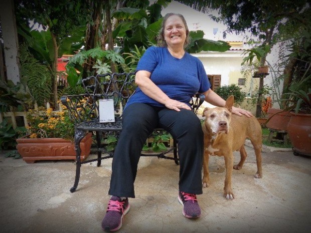 A flautista Léa Freire e seu cão Zezé de orelha em pé (Foto: Carlos Bozzo Junior)