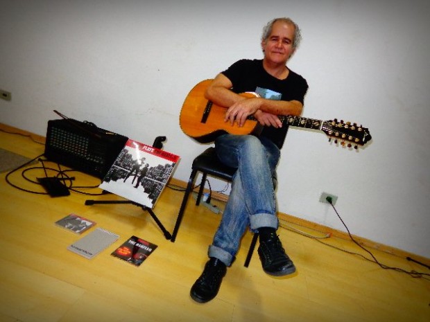 O violonista Fernando Melo, em seu estúdio (Foto: Carlos Bozzo Junior)