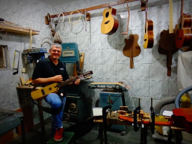 Murilo Ferreira, com viola feita para Xororó (Foto: Carlos Bozzo Junior)