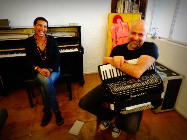 A cantora Sandra Fidalgo e o músico Toninho Ferragutti, no ensaio, na sua casa do acordeonista, em São Paulo (Foto: Carlos Bozzo Junior)