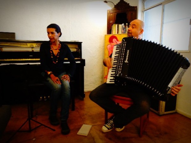 A cantora Sandra Fidalgo e o compositor Toninho Ferragutti, que tocam, hoje, na Central das Artes, em são Paulo (Foto: Carlos Bozzo Junior)