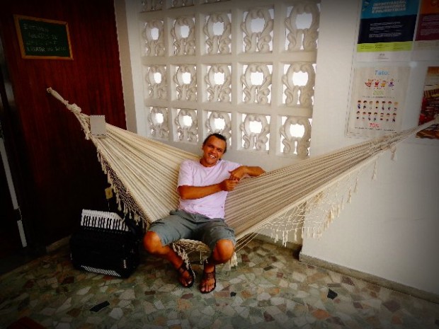 O sanfoneiro Lulinha Alencar, na Casa do Núcleo, em São Paulo (Foto: Carlos Bozzo Junior)