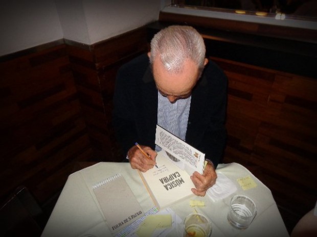 O jornalista José Hamilton Ribeiro no lançamento de seu livro "Música Caipira", em São Paulo (Foto: Carlos Bozzo Junior)